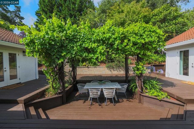 10 Darnby Ct, Orinda, CA 94563