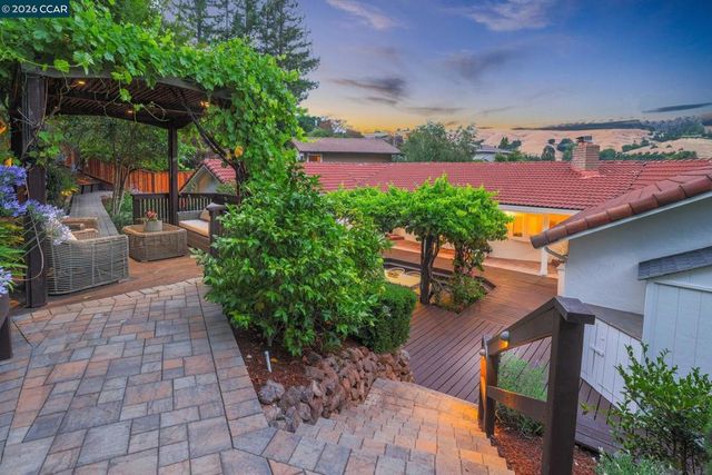 10 Darnby Ct, Orinda, CA 94563