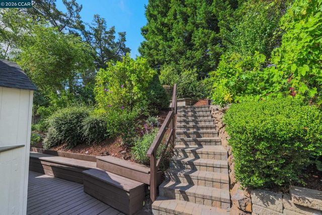 10 Darnby Ct, Orinda, CA 94563