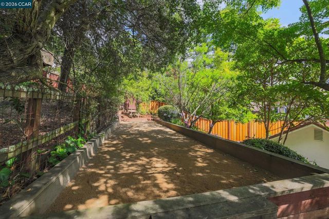 10 Darnby Ct, Orinda, CA 94563