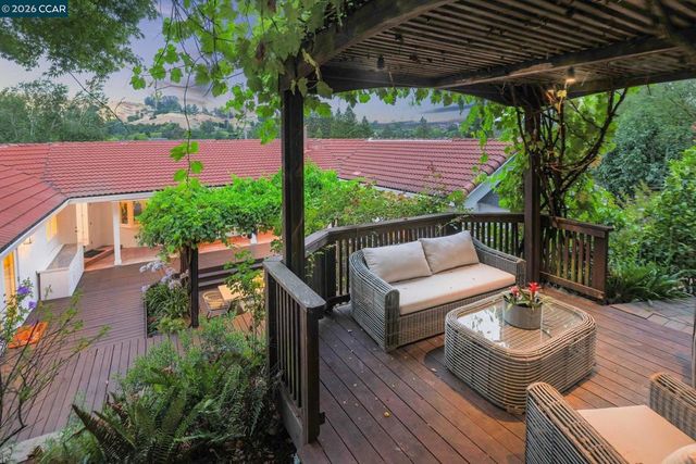 10 Darnby Ct, Orinda, CA 94563