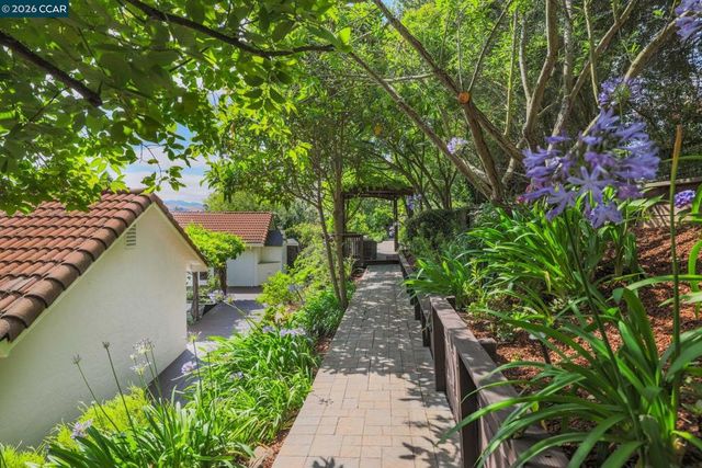 10 Darnby Ct, Orinda, CA 94563