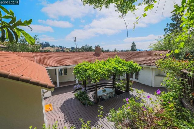 10 Darnby Ct, Orinda, CA 94563