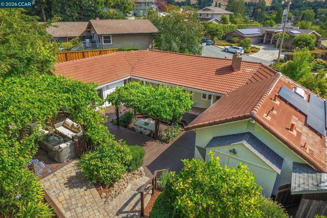 10 Darnby Ct, Orinda, CA 94563