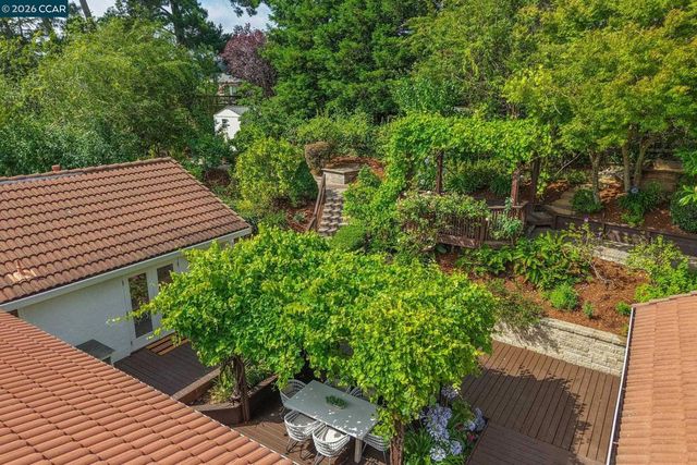 10 Darnby Ct, Orinda, CA 94563