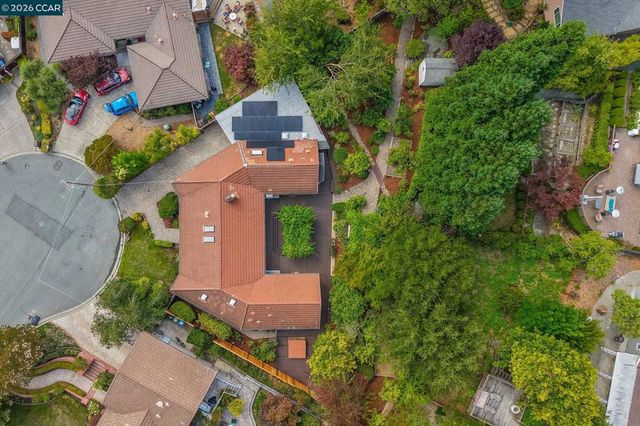 10 Darnby Ct, Orinda, CA 94563