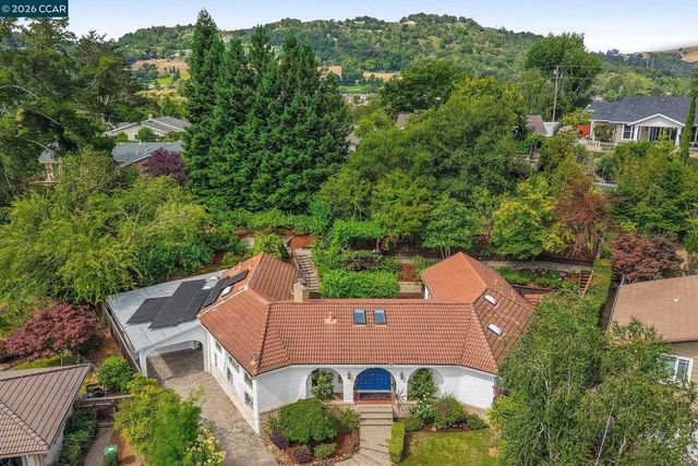 10 Darnby Ct, Orinda, CA 94563
