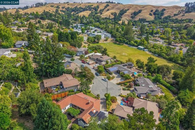 10 Darnby Ct, Orinda, CA 94563