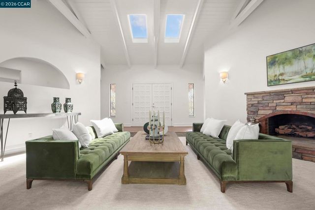 10 Darnby Ct, Orinda, CA 94563