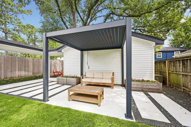 235 W 22nd Street, Houston, TX 77008