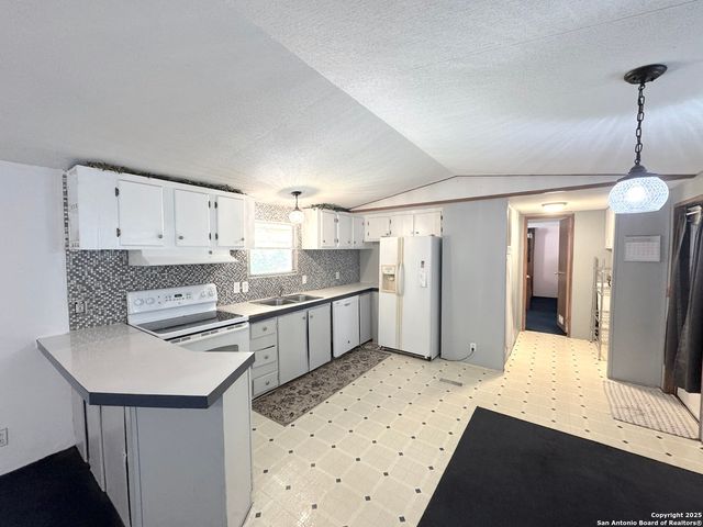 337 Dreamland, Canyon Lake, TX 78133