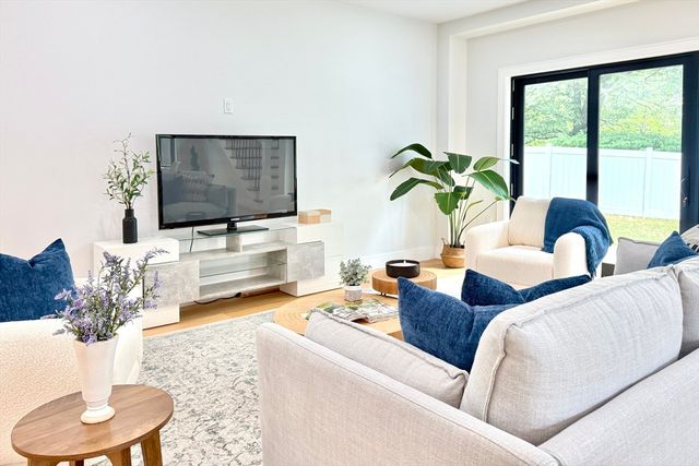 811 Heath St 811, Brookline, MA 02467