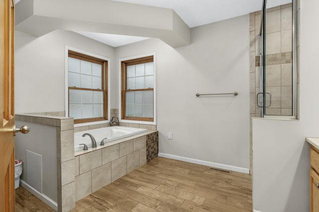 1883 Lochaven Drive, Woodbury, MN 55125