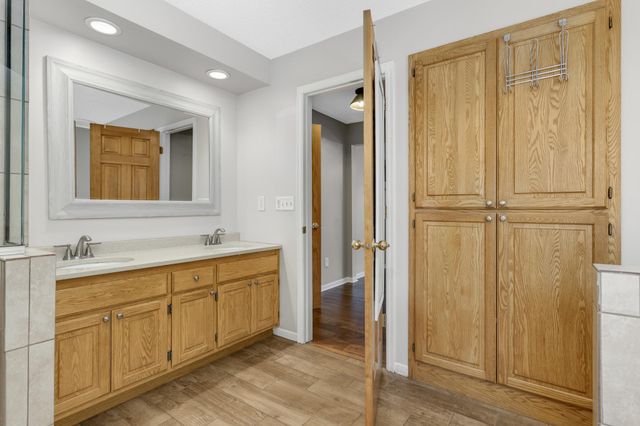 1883 Lochaven Drive, Woodbury, MN 55125