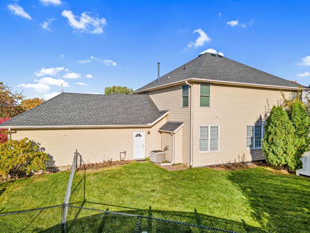 1883 Lochaven Drive, Woodbury, MN 55125