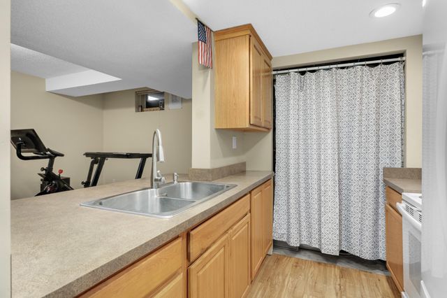 1883 Lochaven Drive, Woodbury, MN 55125