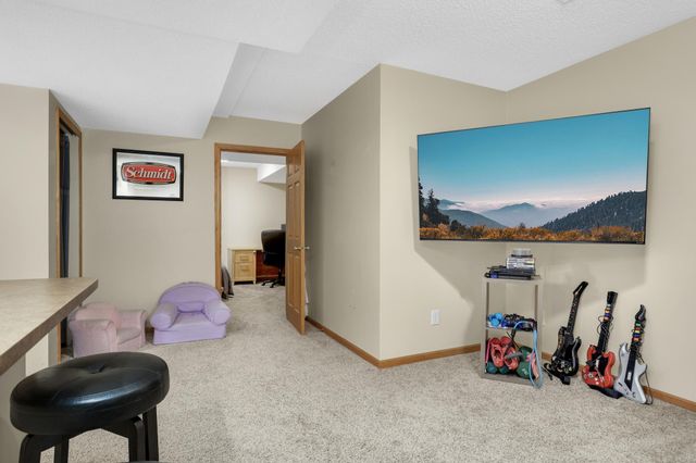 1883 Lochaven Drive, Woodbury, MN 55125