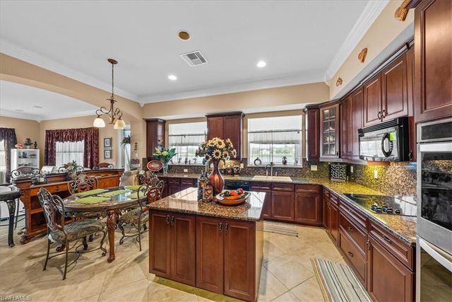 1762 Sarazen PL, Naples, FL 34120