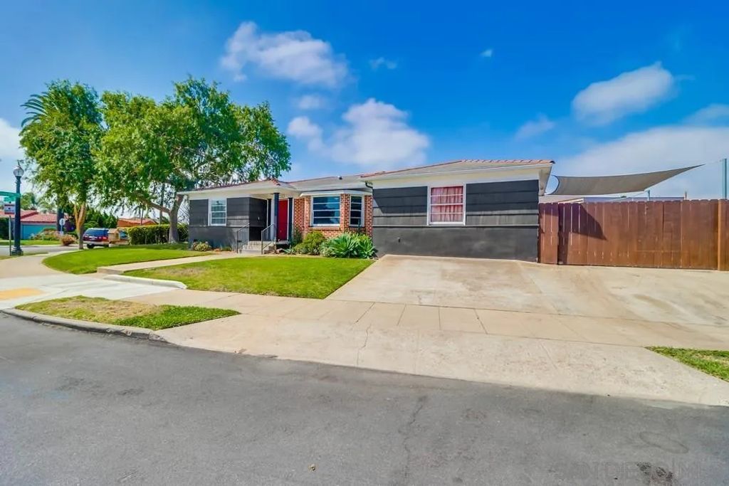 Image 3 of property listing at 3518 Isla Vista Dr, San Diego, CA 92105