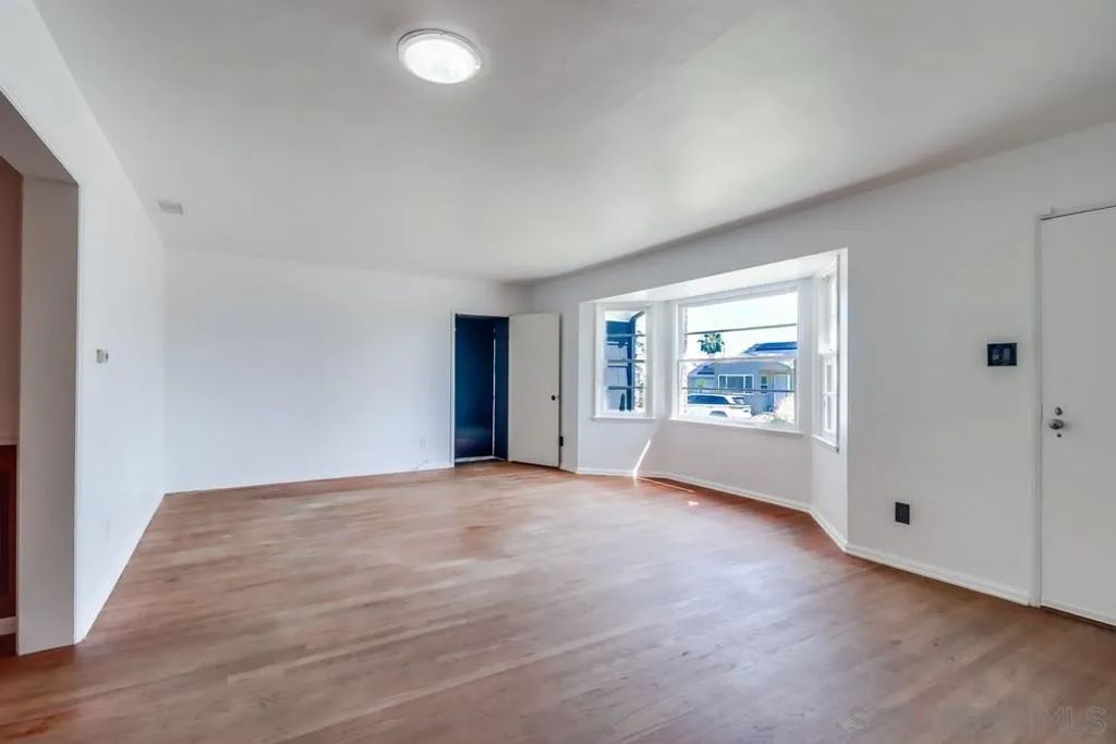Image 5 of property listing at 3518 Isla Vista Dr, San Diego, CA 92105
