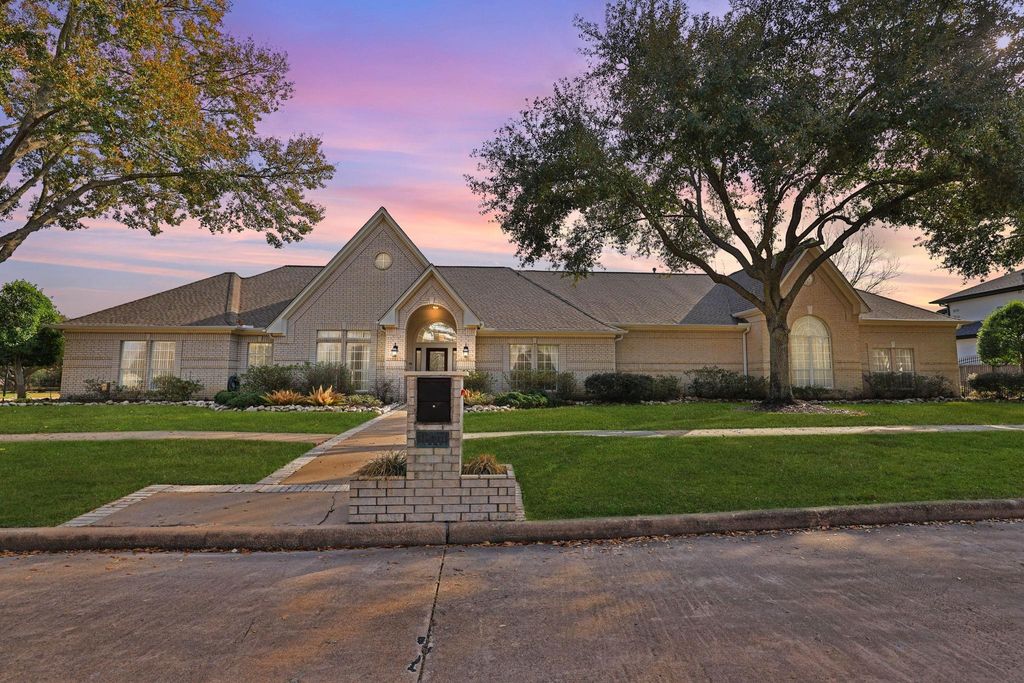 16001 Kevindale Court, Houston, TX 77040