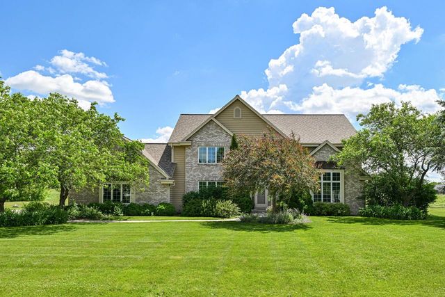 224 Crooked Stick PASS, North Prairie, WI 53153