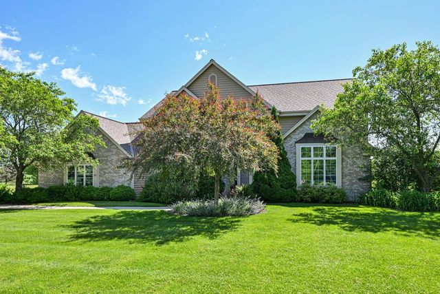 224 Crooked Stick PASS, North Prairie, WI 53153