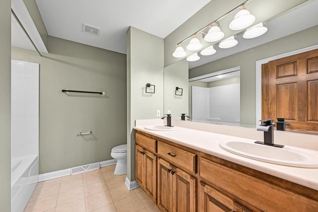 224 Crooked Stick PASS, North Prairie, WI 53153