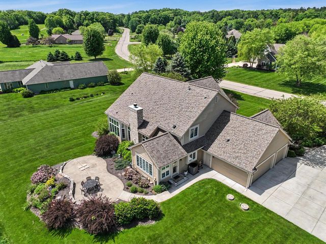224 Crooked Stick PASS, North Prairie, WI 53153