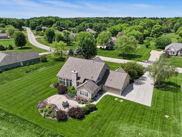 224 Crooked Stick PASS, North Prairie, WI 53153