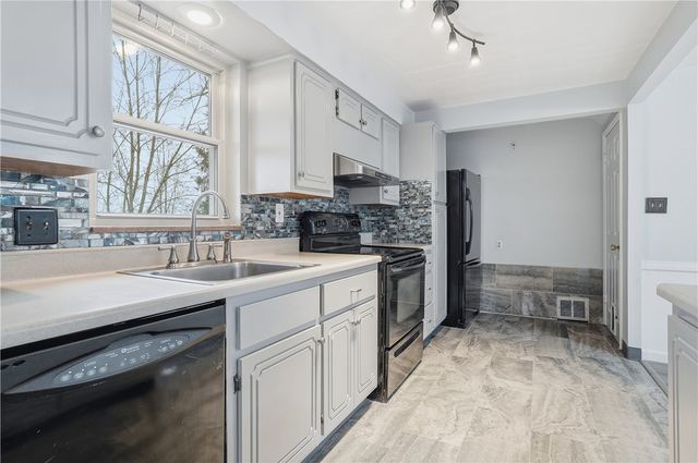 5240 Orchard Hill Dr, Baldwin Boro, PA 15236