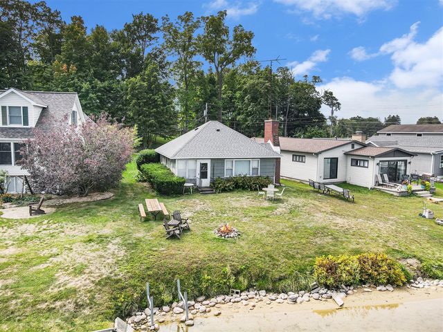 51361 Summit Street, Paw Paw, MI 49079
