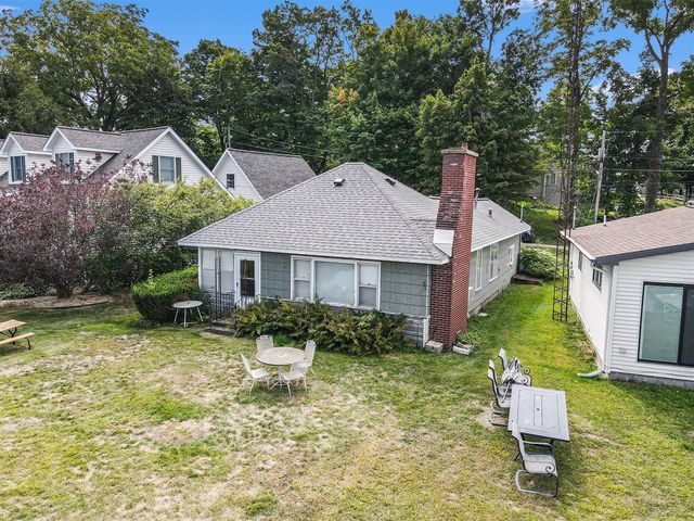 51361 Summit Street, Paw Paw, MI 49079