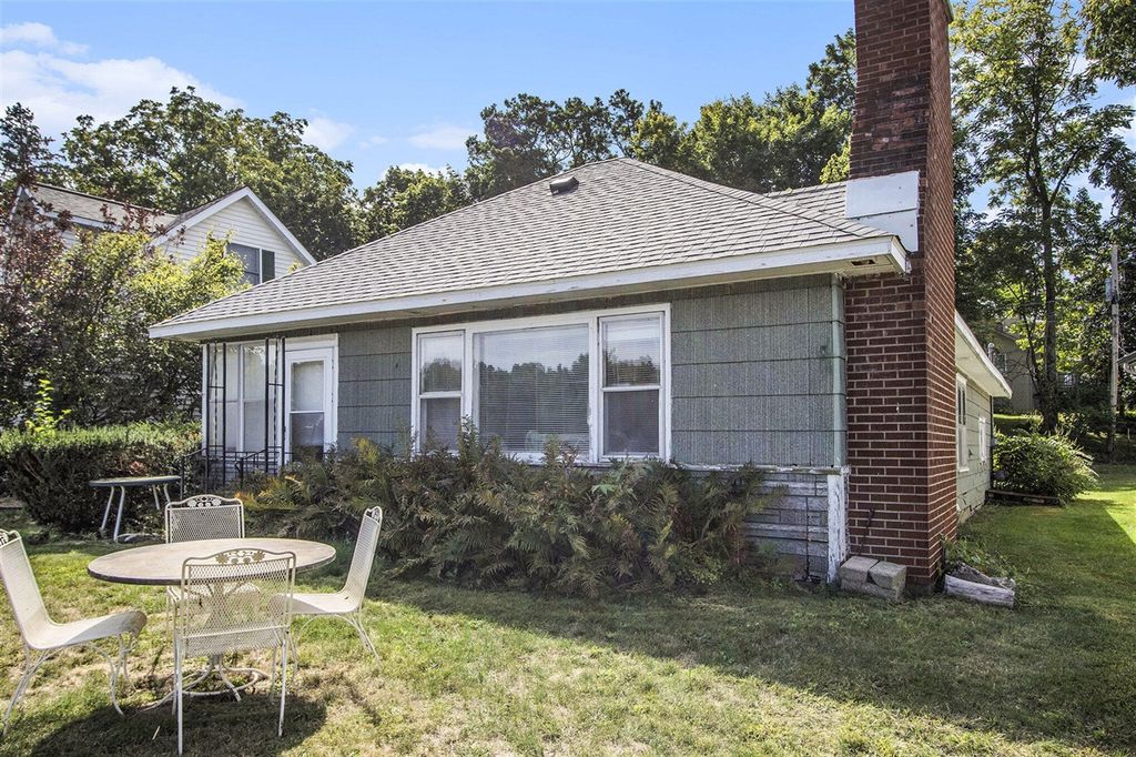 51361 Summit Street, Paw Paw, MI 49079