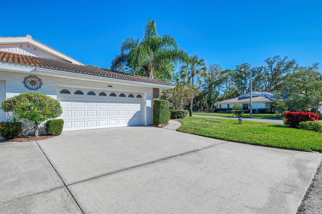 Image 2 of property listing at 5711 GARDEN LAKES PALM, Bradenton, FL 34203