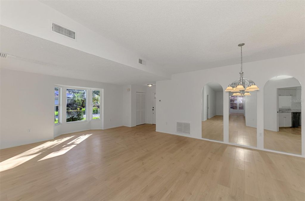 Image 15 of property listing at 5711 GARDEN LAKES PALM, Bradenton, FL 34203