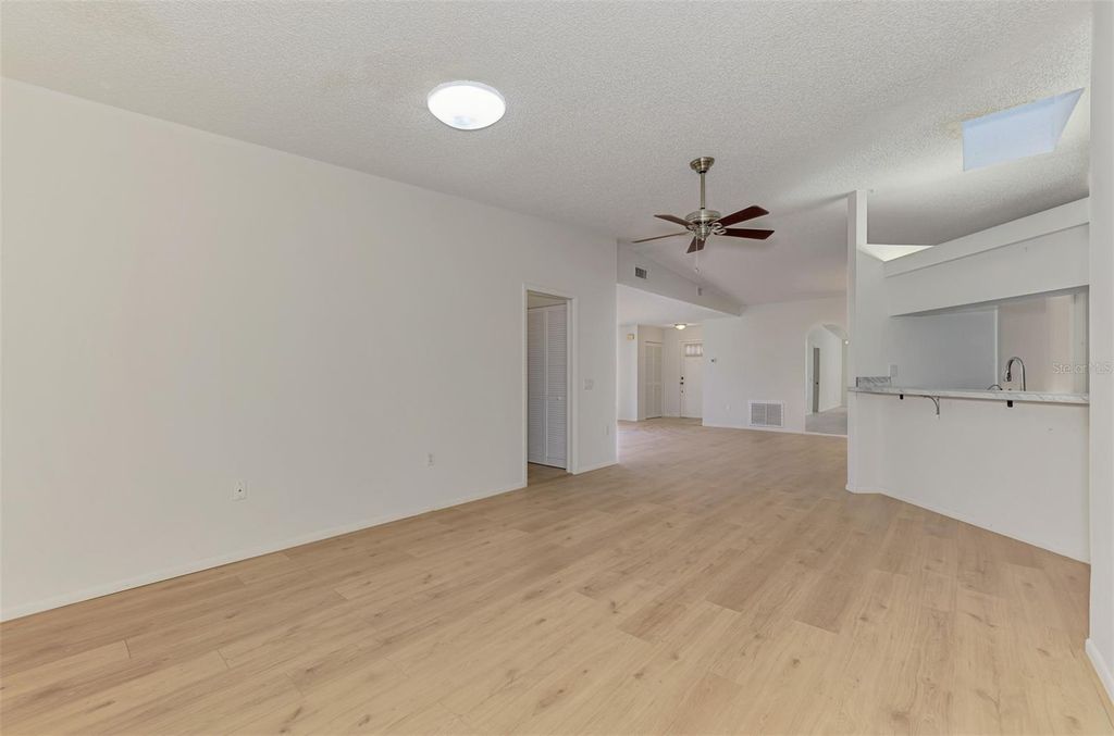 Image 20 of property listing at 5711 GARDEN LAKES PALM, Bradenton, FL 34203
