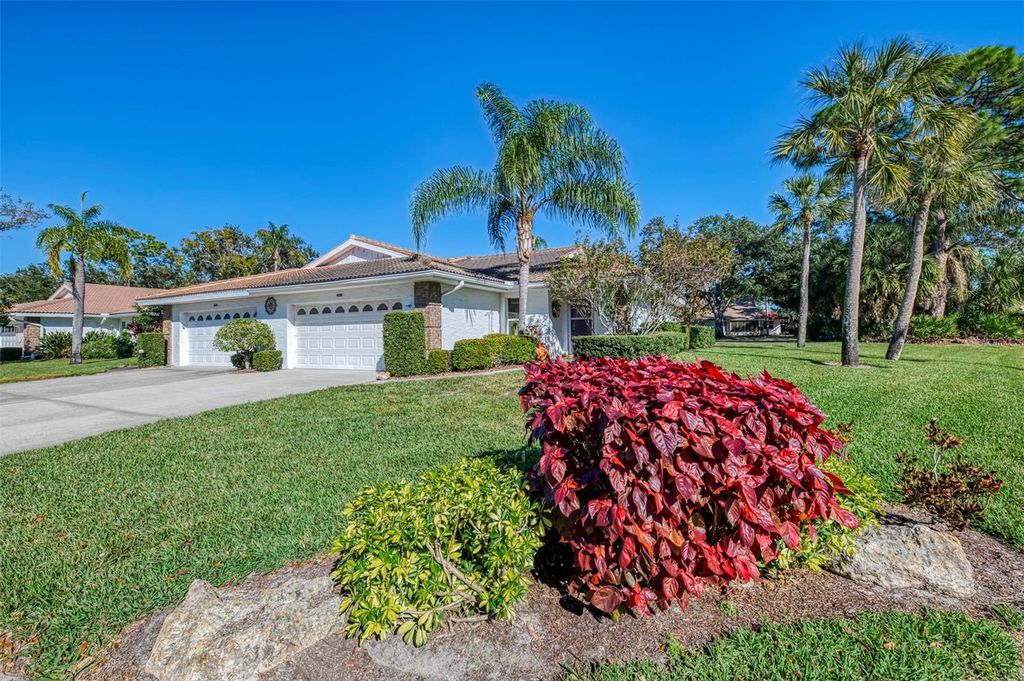 Image 3 of property listing at 5711 GARDEN LAKES PALM, Bradenton, FL 34203