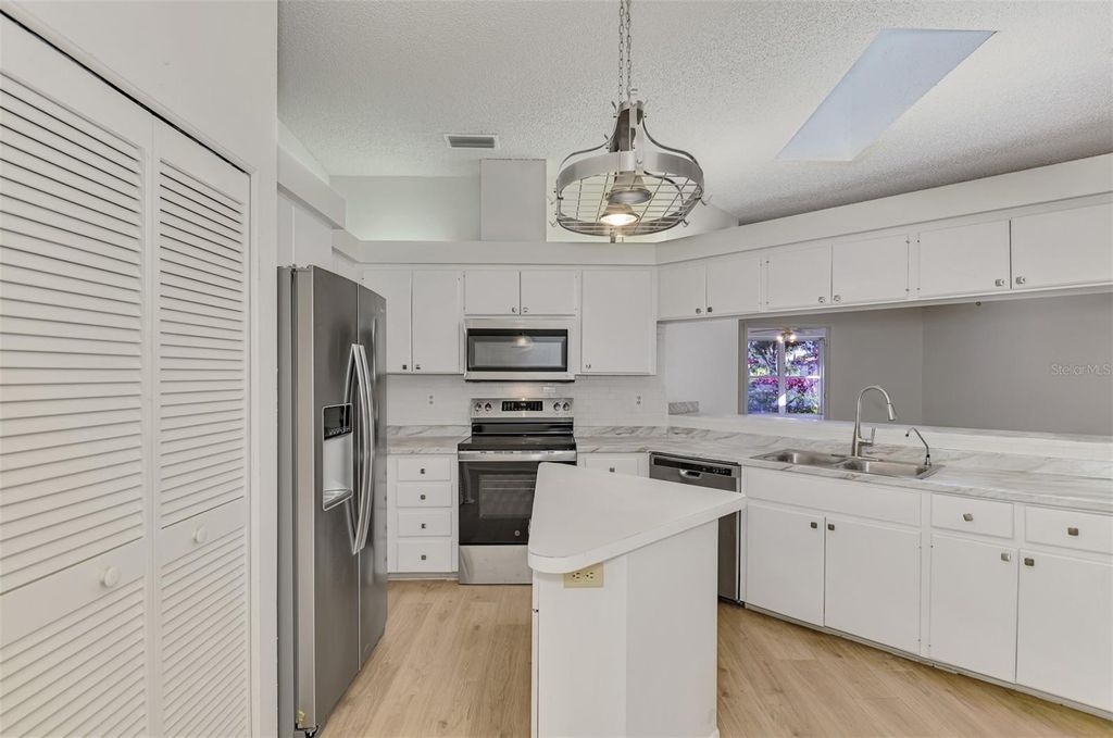 Image 24 of property listing at 5711 GARDEN LAKES PALM, Bradenton, FL 34203