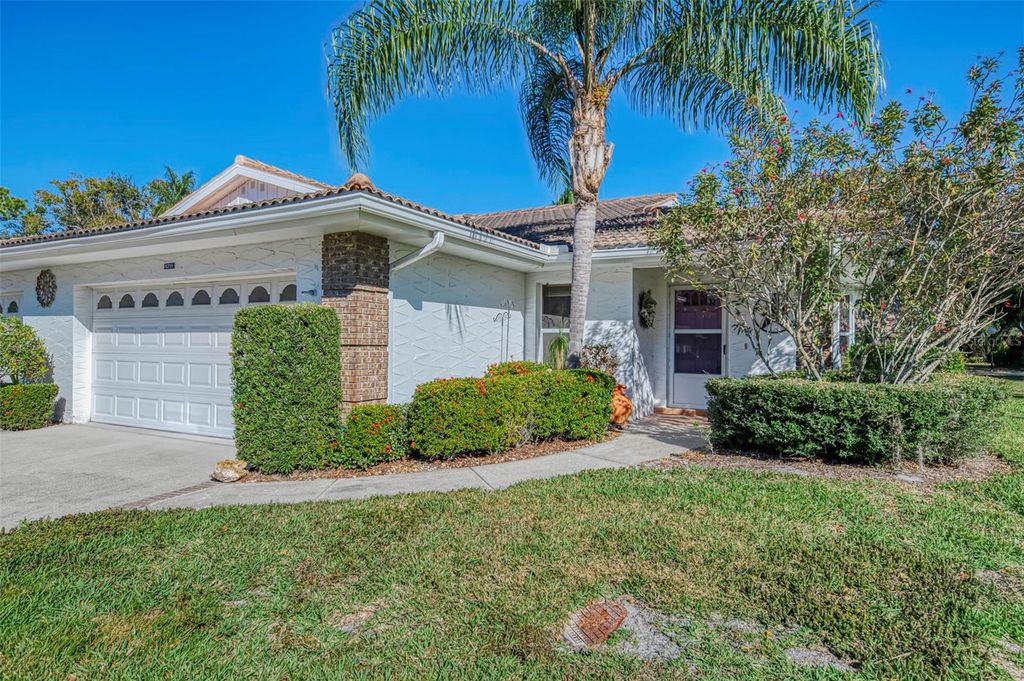Image 4 of property listing at 5711 GARDEN LAKES PALM, Bradenton, FL 34203