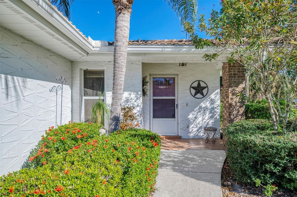 Image 5 of property listing at 5711 GARDEN LAKES PALM, Bradenton, FL 34203
