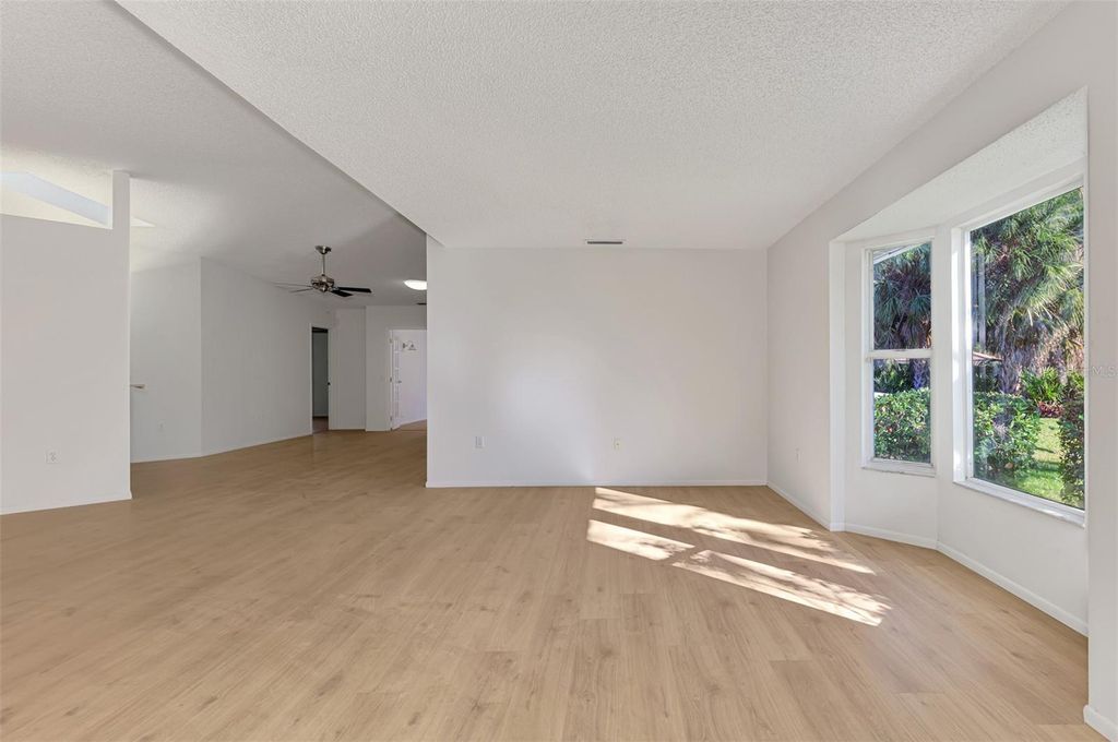 Image 8 of property listing at 5711 GARDEN LAKES PALM, Bradenton, FL 34203