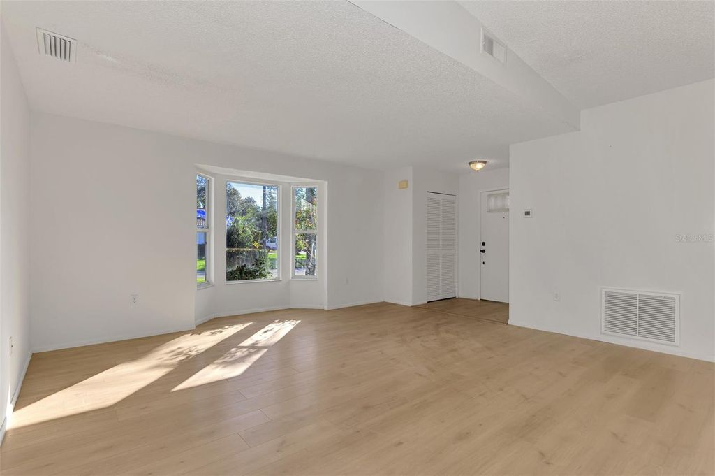 Image 9 of property listing at 5711 GARDEN LAKES PALM, Bradenton, FL 34203