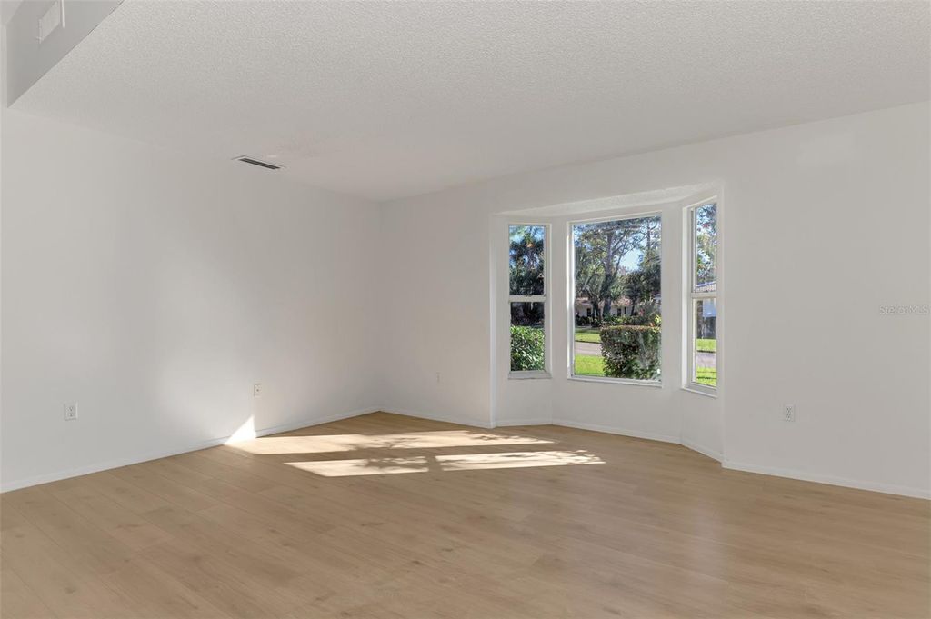 Image 10 of property listing at 5711 GARDEN LAKES PALM, Bradenton, FL 34203