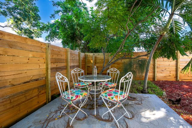 609 S Arnold Avenue, Lantana, FL 33462