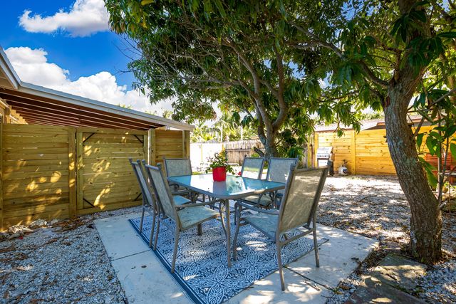 609 S Arnold Avenue, Lantana, FL 33462