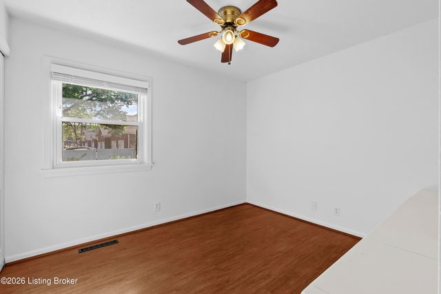 121 Blue Fields Rd, Louisville, KY 40223