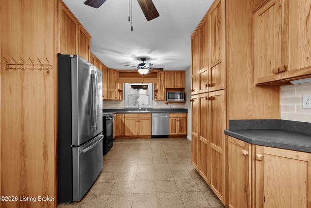 121 Blue Fields Rd, Louisville, KY 40223