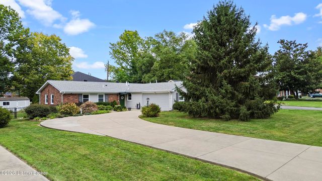 121 Blue Fields Rd, Louisville, KY 40223