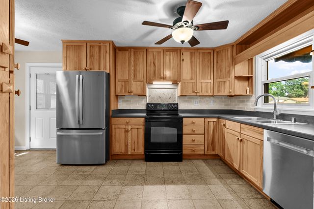 121 Blue Fields Rd, Louisville, KY 40223